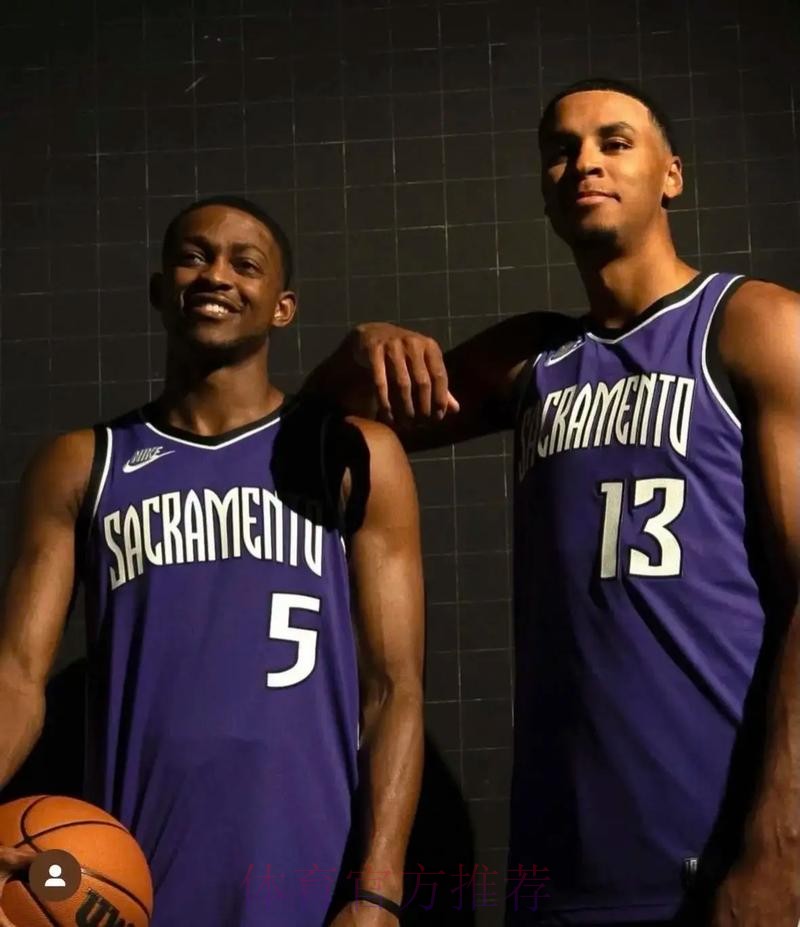 福克斯挺身而出 突破上篮止住颓势 福克斯挺身而出 突破上篮止住颓势